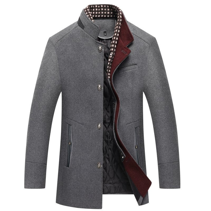 Varm og elegant vinterkåpe for damer. Perfekt ytterplagg for stilfull vinter.