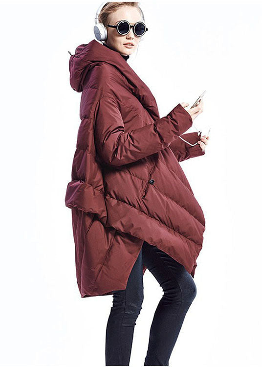 Moderne damekappe for vinter med asymmetrisk design. Elegant dun yttertøy som kombinerer varme og stil.