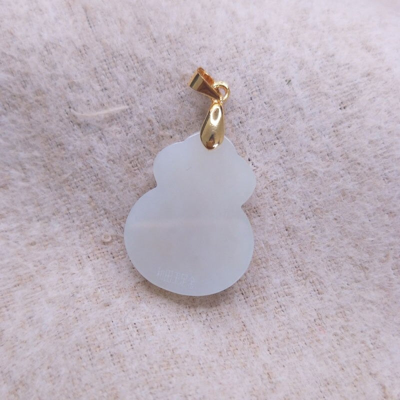 Kraftig jade amulett i gullfarge for rikdom og finansiell stabilitet, til kvinner.