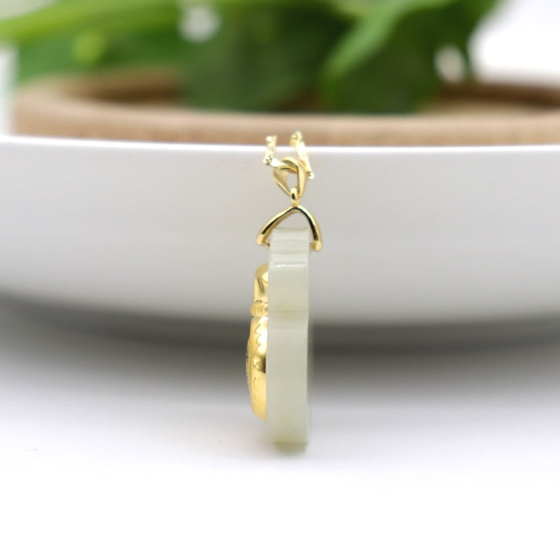 Luksuriøst dameanheng i ekte jade, symboliserer rikdom, velstand og lykke.