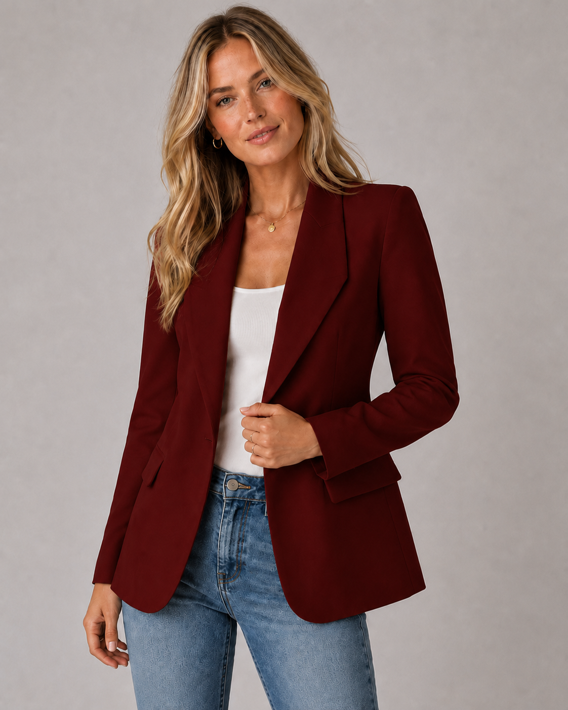 Bakside av skreddersydd dameblazer. En formell jakke med rene linjer, ideell for hverdagsblazer og kontorstil.