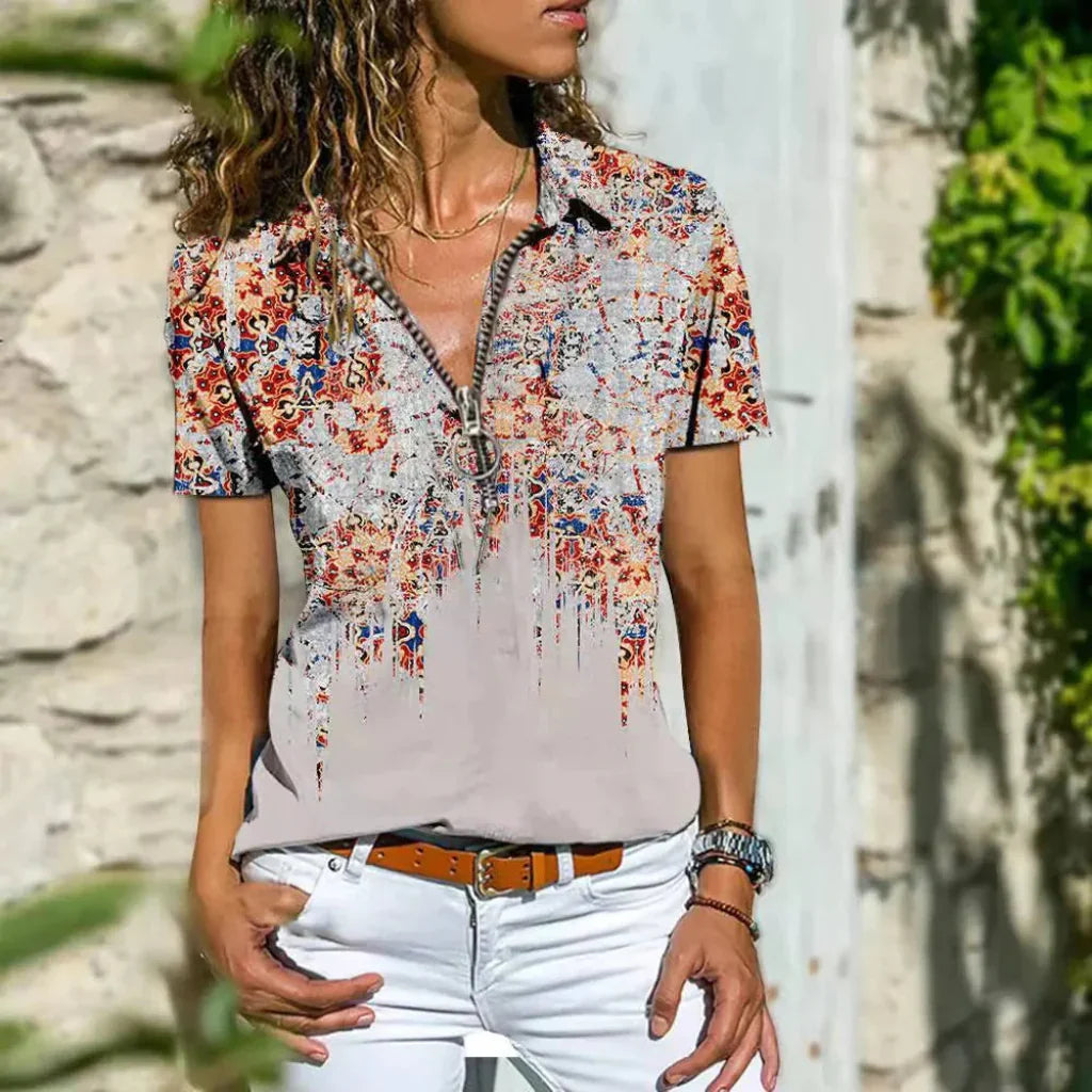 Enkel og elegant damebluse i luftig stoff. Komfortabel og stilig for en avslappet sommerlook.