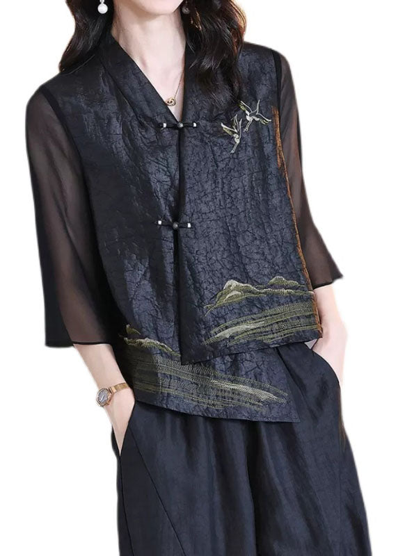 Elegant damebluse i retro V-hals stil med kinesisk knappedetalj og løs passform for hverdag eller fest.