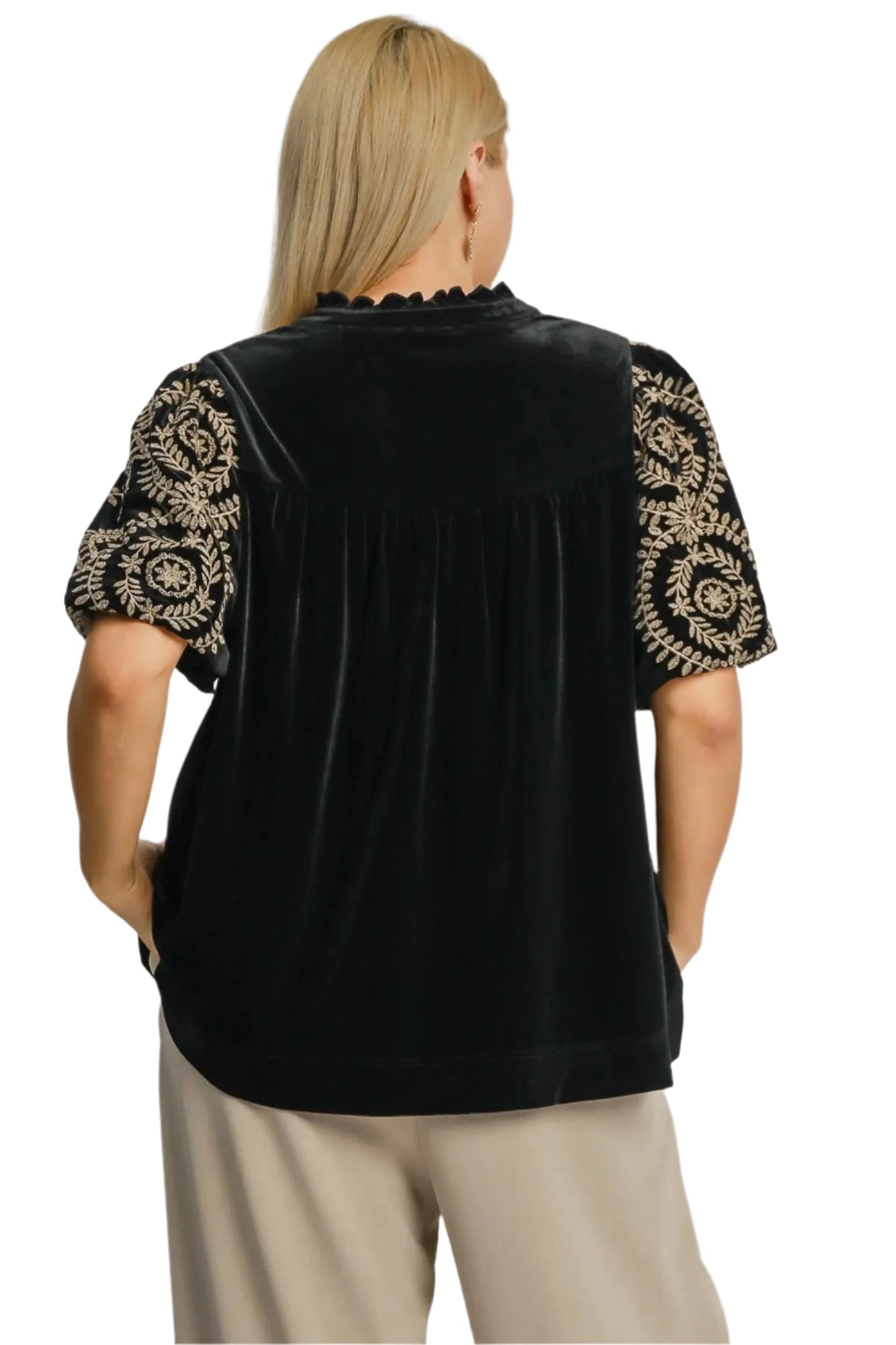 Stilren og moteriktig damebluse med vakre broderte ermer. En elegant topp for både fest og hverdag.