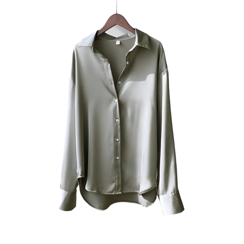 Klassisk damebluse med knapper, tidløs mote som passer til alle anledninger. Langermet og elegant.