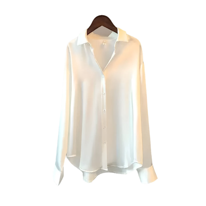 Allsidig damebluse med knapper i elegant snitt, sideprofil viser god passform. Tidløs mote.