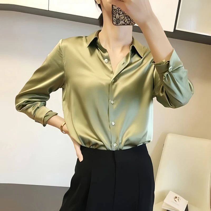 Pent foldet elegant damebluse med knapper, klar for garderoben. Allsidig og tidløs plagg for kvinner.