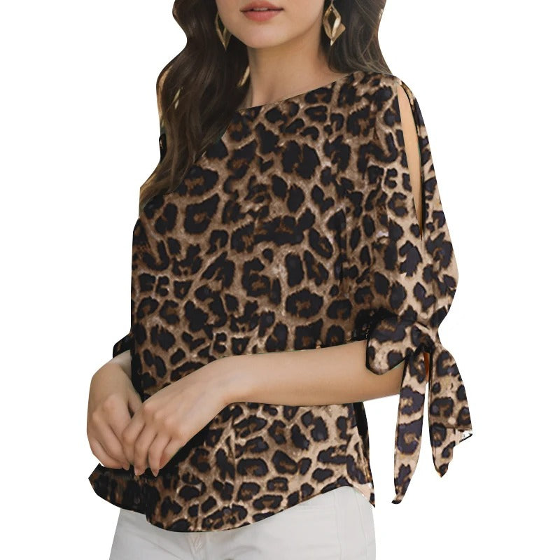 Elegant damebluse med leopardmønster for kvinner. Allsidig og feminin topp med halverme.