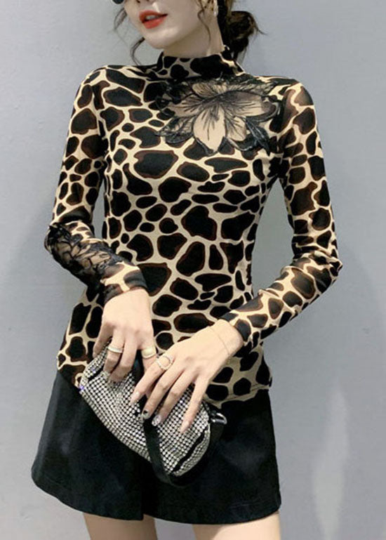 Motebevisst damebluse med leopardmønster og elegant utskjæring. Perfekt festtopp eller hverdagsklær.