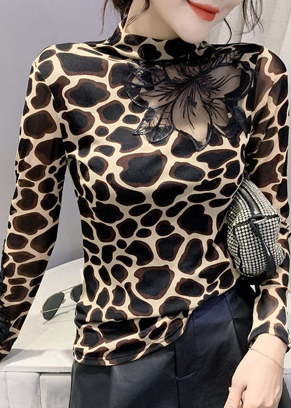 Løs og komfortabel damebluse med elegant leopardprint og moderne utskjæring for en stilig look.