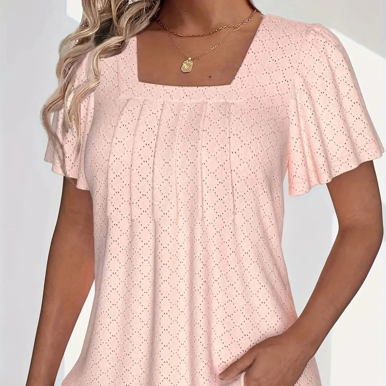 Frontvisning av elegant damebluse. Har stilige volanger og feminine hulldetaljer. Ideell for moderne kvinner.