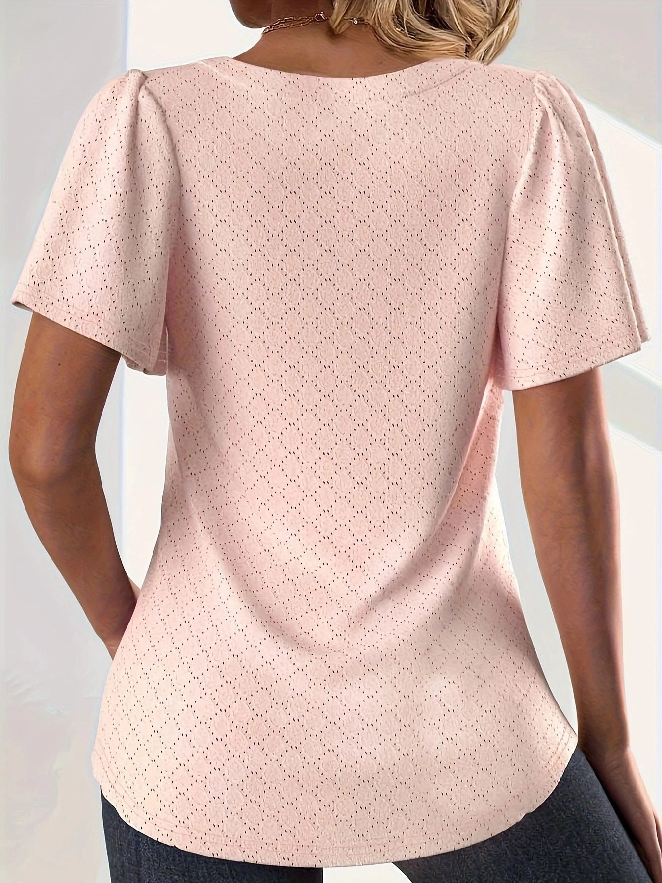 Stilig damebluse med volanger. Viser feminin passform og delikate hulldetaljer. Perfekt langermet kontorbluse.