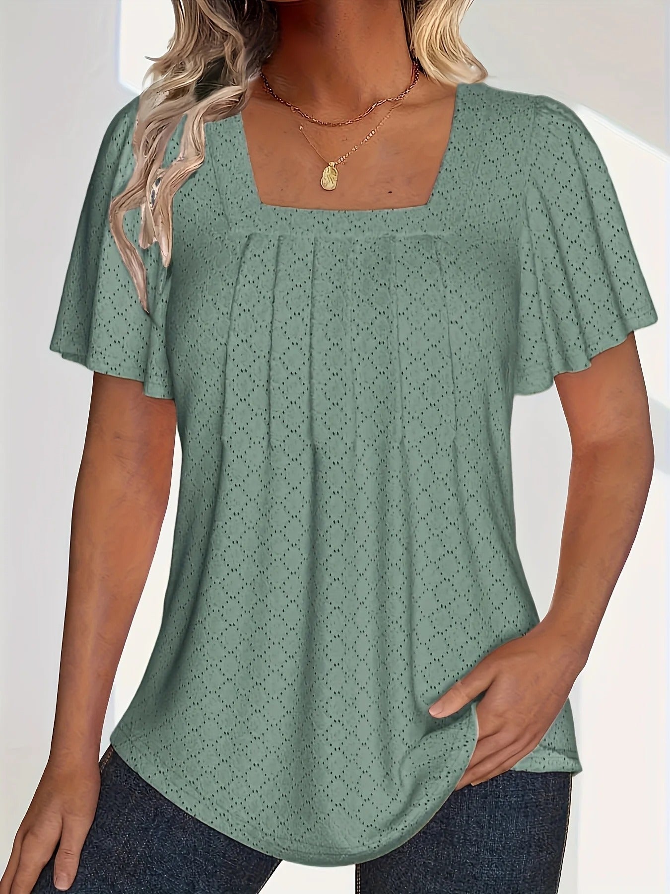 Trendy damebluse med volanger og hulldetaljer. En feminin og stilig langermet topp som passer til enhver anledning.