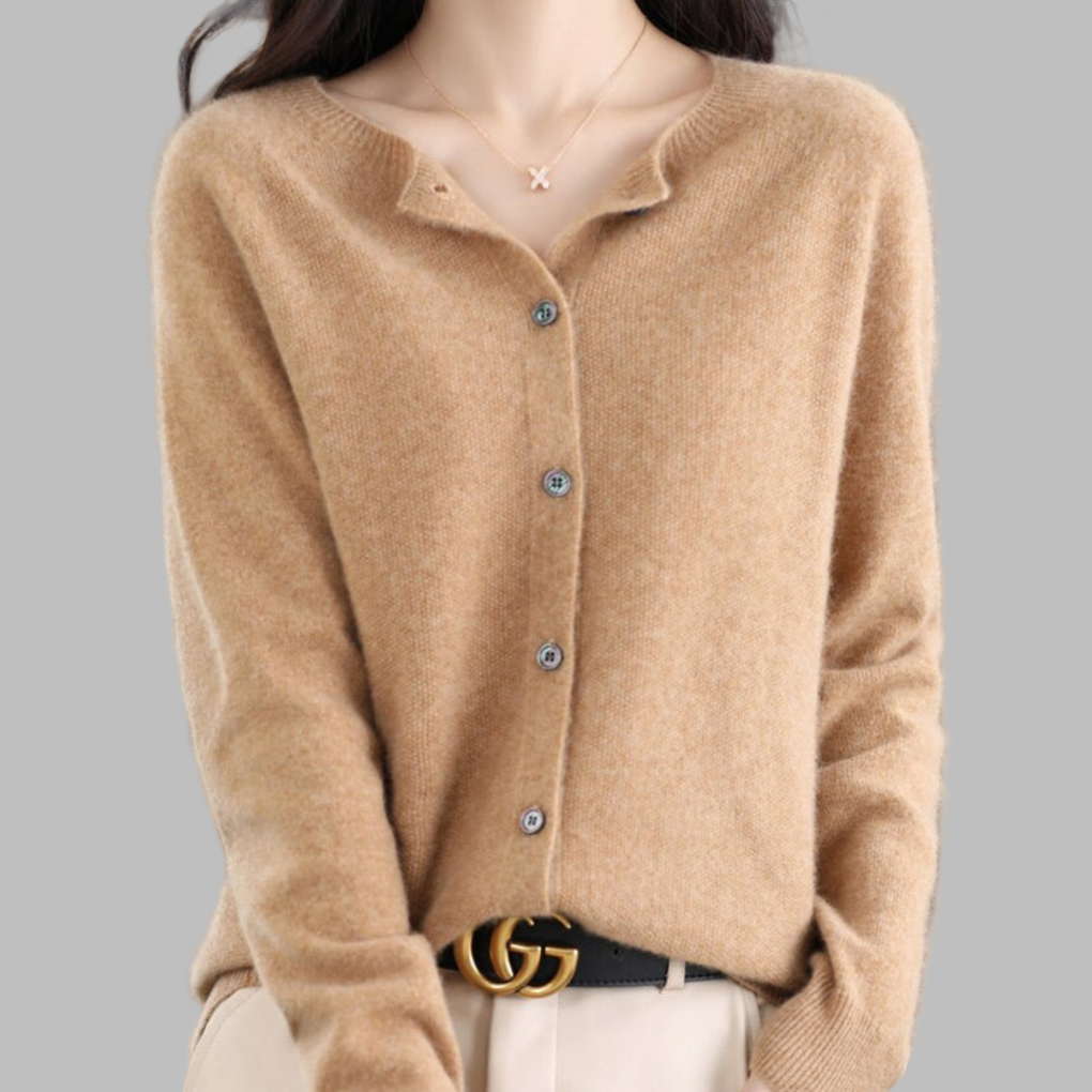Komfortabel O-hals cardigan, moderne design. Ideell for casual og elegant bruk om vinteren.