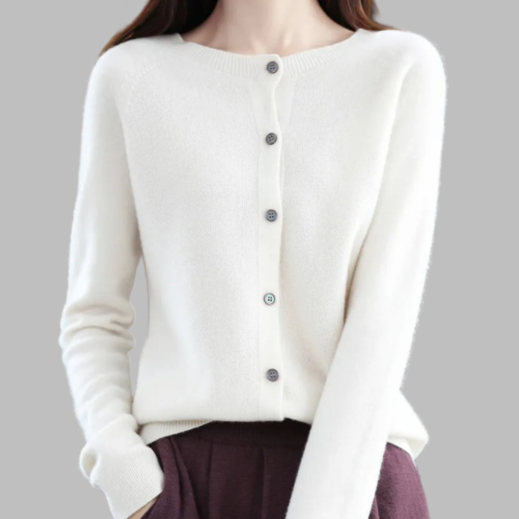 Behagelig O-hals cardigan for kvinner, myk kvalitet. Perfekt for kaldere høst- og vinterdager.
