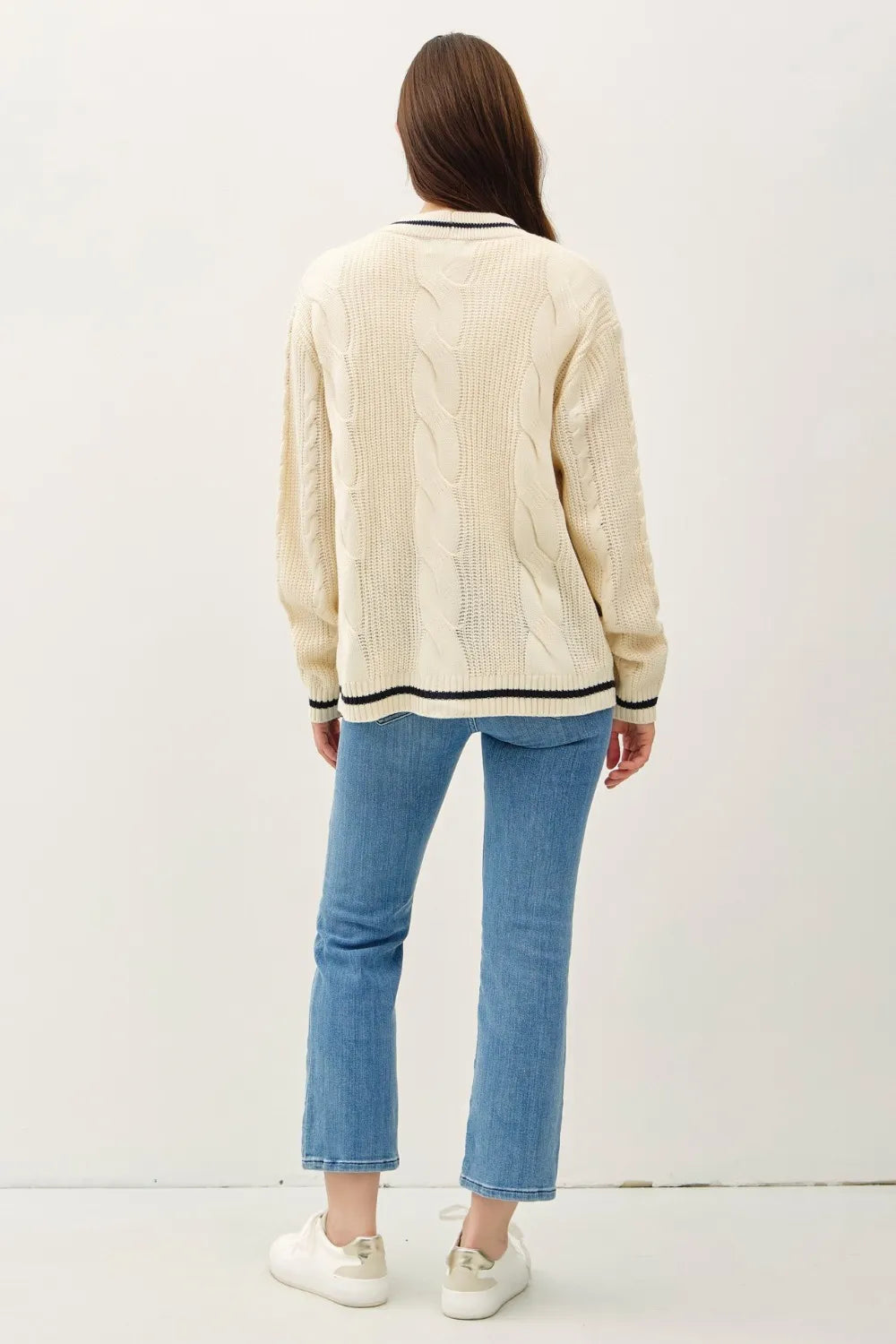 Moderne v-hals cardigan for kvinner, med elegant kontrastkant. Ideell for både fest og en stilig hverdag.