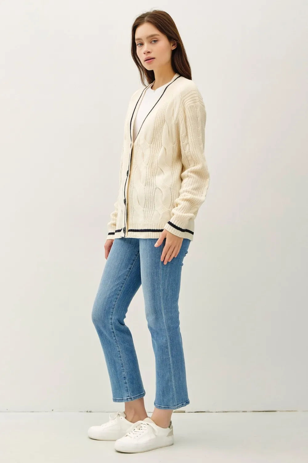 Behagelig damecardigan med v-hals og trendy kontrastkant. Gir en elegant og moderne stil til ethvert antrekk.