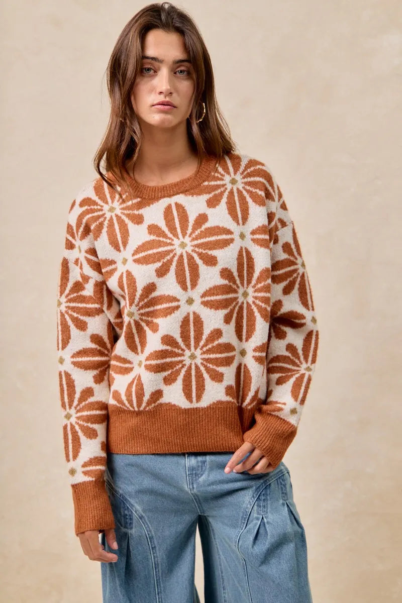 Komfortabel damegenser i myk kvalitet med vakkert blomsterdesign og trendy V-hals.