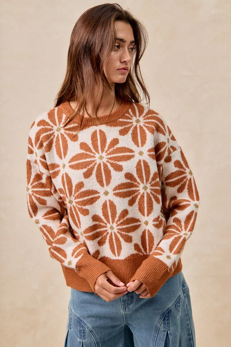 Damegenser med detaljert blomstermønster, langermet passform og flatterende V-hals. Elegant stil.