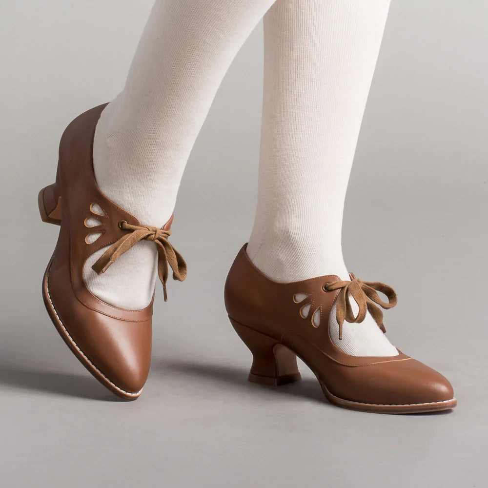 Høye hæler i kunstlær for damer, kombinerer elegant stil, komfort og sklisikre egenskaper.