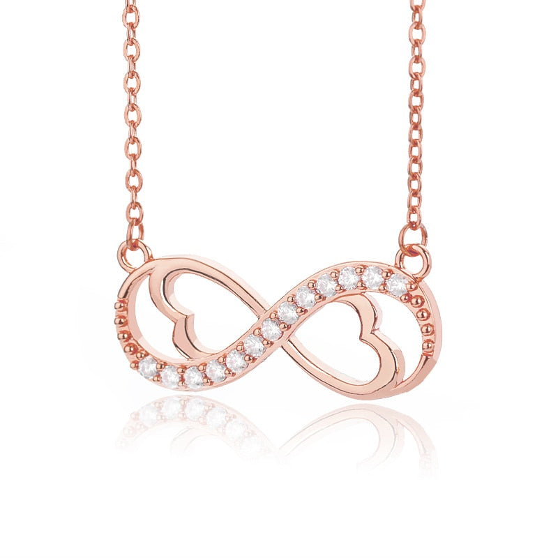 Elegant damehalskjede med uendelighetstegn i skinnende sterlingsølv, symboliserer evig kjærlighet.