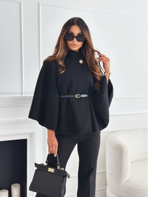 Stilfull vinterkåpe for damer med elegant cape-design og belte. Et varmt og trendy ytterplagg.