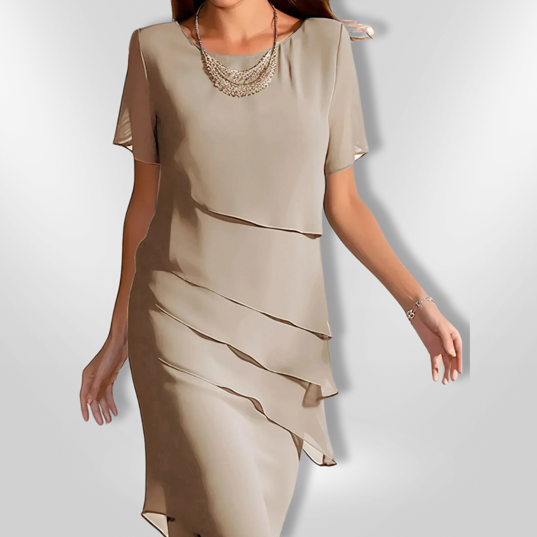 Lang, elegant chiffonkjole med flatterende snitt, nydelig for formelle arrangementer.