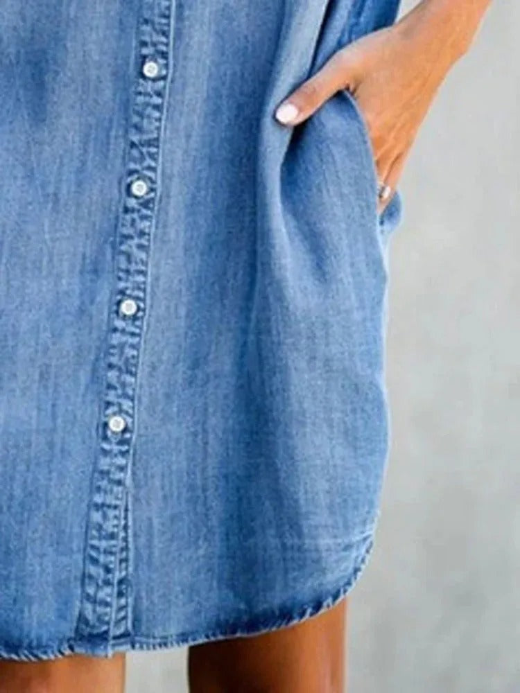 Trendy dame skjortekjole med løs passform og retro preg. Den har knapper foran og er en allsidig vår/sommerkjole.