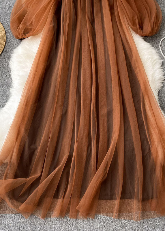 Stilig sommerkjole til dame med flatterende firkantet utringning og elegante rynkedetaljer for en chic look.