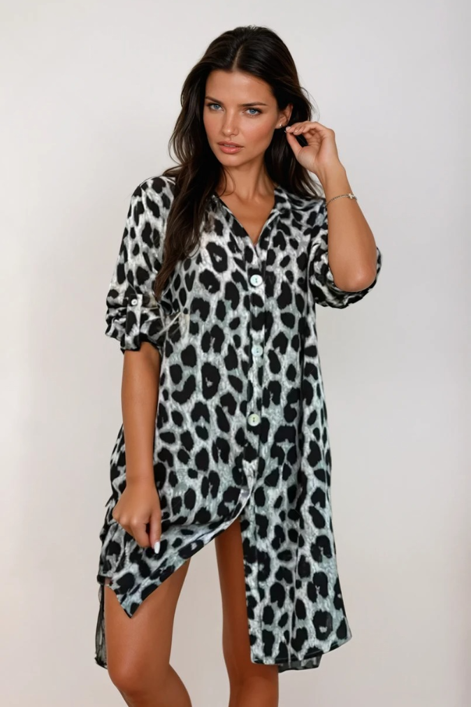 Mønstret leopardkjole for damer. En elegant og komfortabel kjole til ulike anledninger.