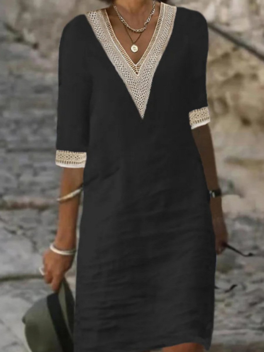 Stilig V-hals damekjole med blonder, egnet som elegant festkjole eller behagelig sommerkjole.