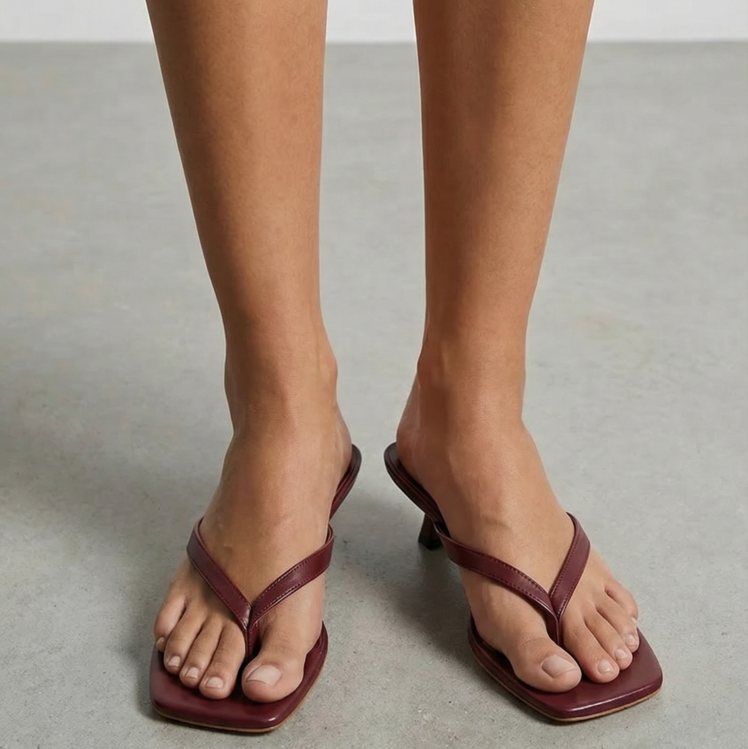 Komfortabel beige damesandal WC2026 med lav hæl, vist på fot. Perfekt sommersko for kvinner.