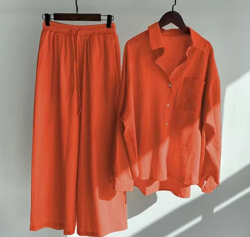 Stilig klessett med topp og bukse, ideelt for elegant hverdagsbruk.