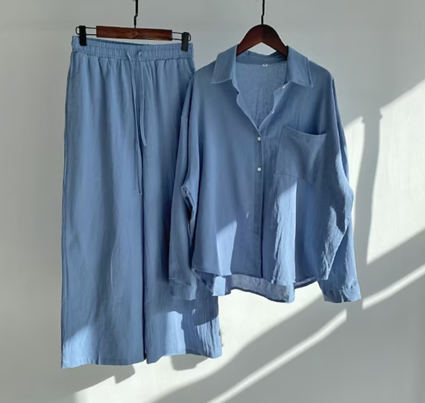 Flerfarget damesett, et komfortabelt og elegant antrekk for kvinner.