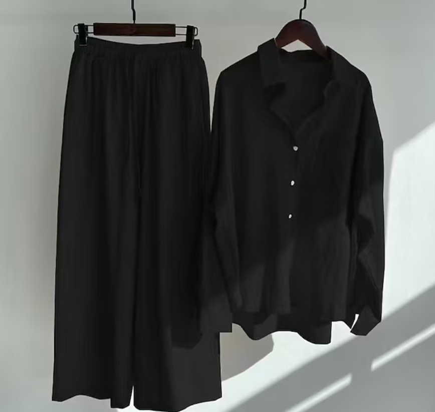 Dameantrekk: Elegant topp og bukse som gir en avslappet, men stilig look.