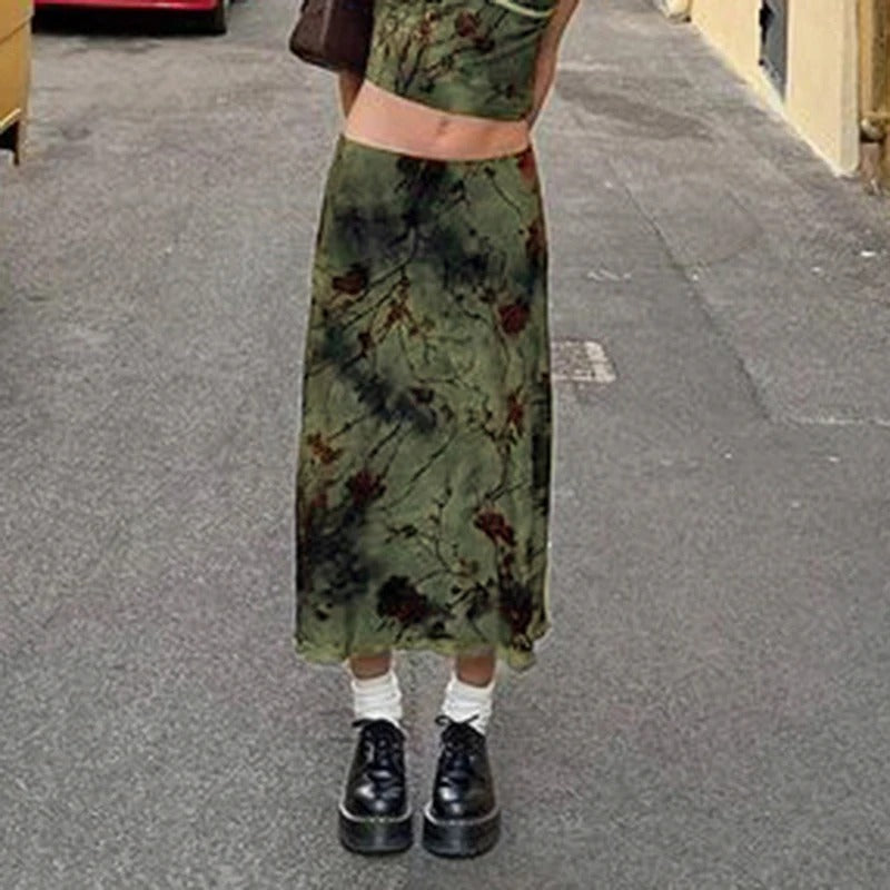 Klassisk midiskjørt til dame som kombinerer vintage blomstertrykk med moderne eleganse, perfekt vårskjørt.