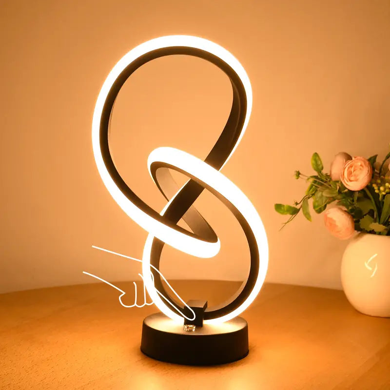 Elegant dimbar lampe Elara med minimalistisk design, perfekt for moderne innendørs belysning og stemningslys i stue/soverom.