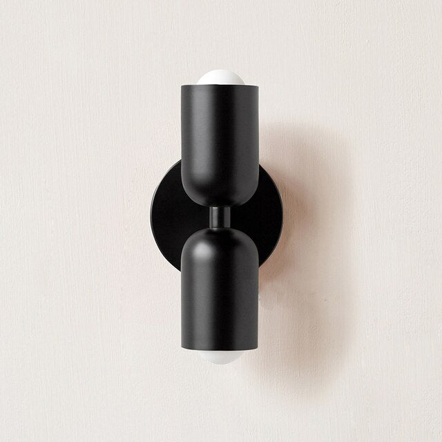 Energieffektiv LED dobbeltlampe, ideell for stuebelysning og soveromslampe med stilrent design.