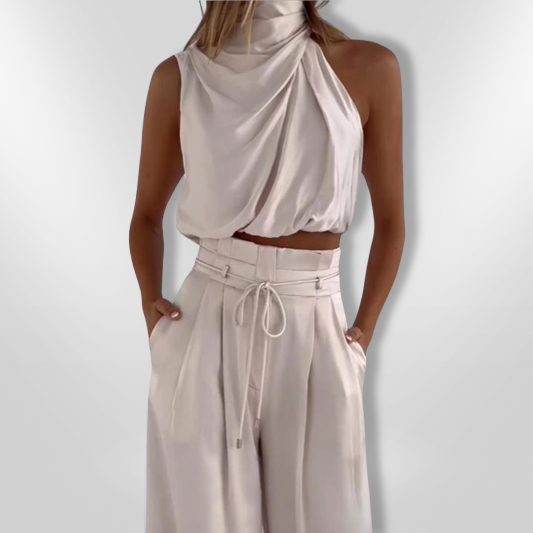 Drapert to-delt sett for kvinner i lett stoff. Elegant og casual chic med løs crop topp.