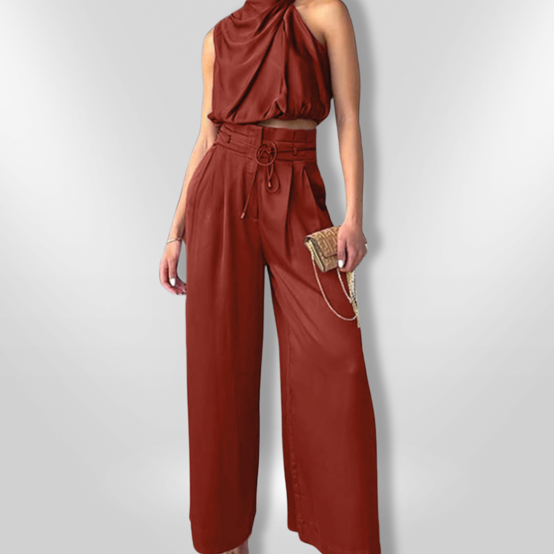 Moderne kvinne to-delt sett med drapering. Elegant sommerstil, passer til fest og casual chic.