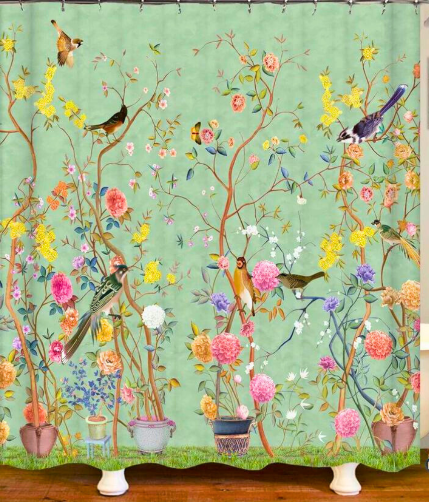 Elegant dusjforheng med vakkert blomster- og fugletrykk. Slitesterk, vanntett polyester for stilfull baderomsdekor.