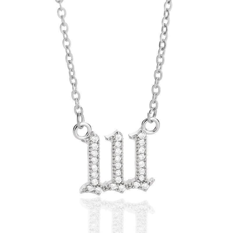 Hverdagsbruk: Engletall halskjede med subtile zirconia gnister, et elegant damesmykke.