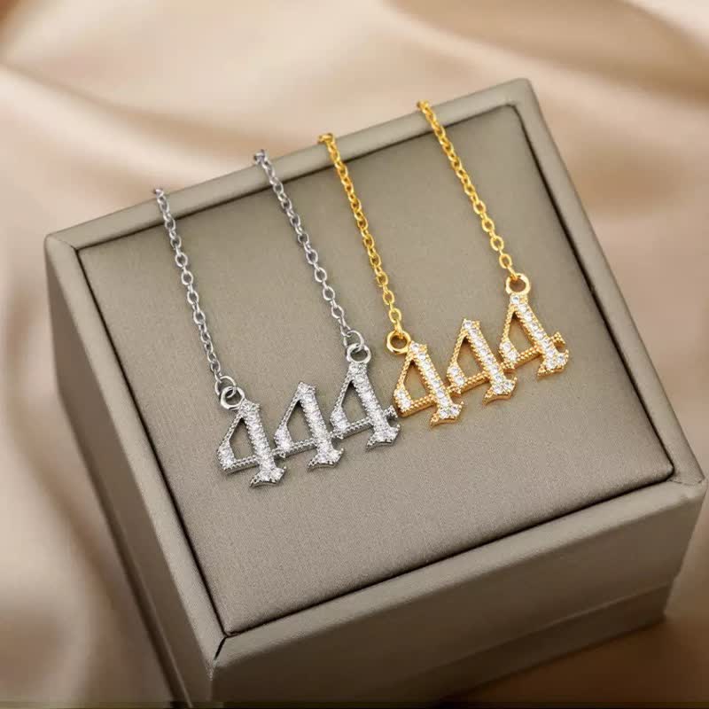 Stilig engletall 444 halskjede med intrikate detaljer og skinnende zirconia for kvinner.