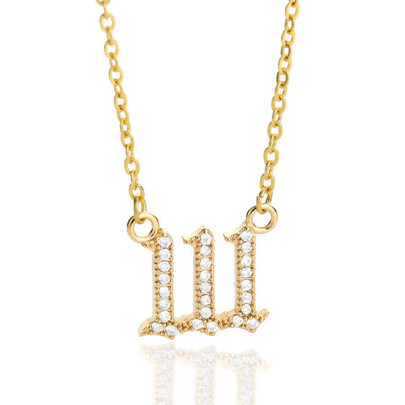 Elegant engletall 888 smykke for dame, med skinnende zirconia og et personlig preg.