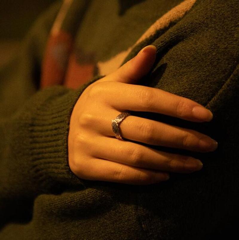 Luksuriøs englevinge ring for kvinner, utformet i rent sterlingsølv; den ideelle gave.