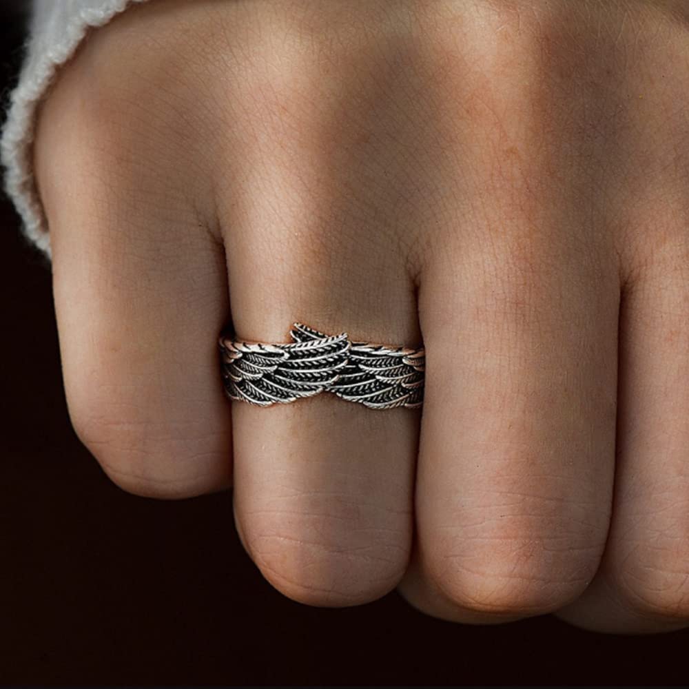 Detaljbilde av englevinge ringen i sølv, viser intrikate fjær og solid utførelse.