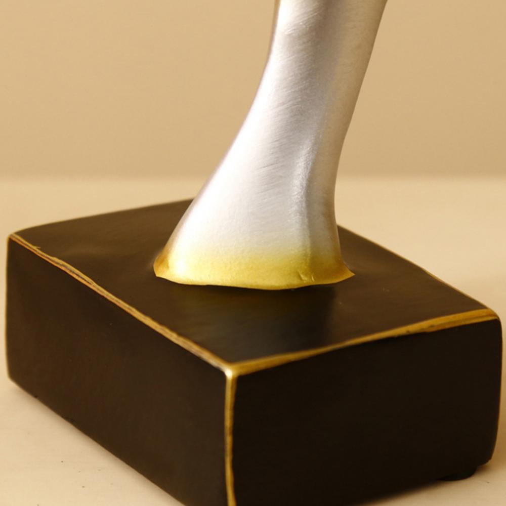 Beroligende englevinge skulptur, perfekt for et rolig soverom eller lesekrok. Elegant interiør.