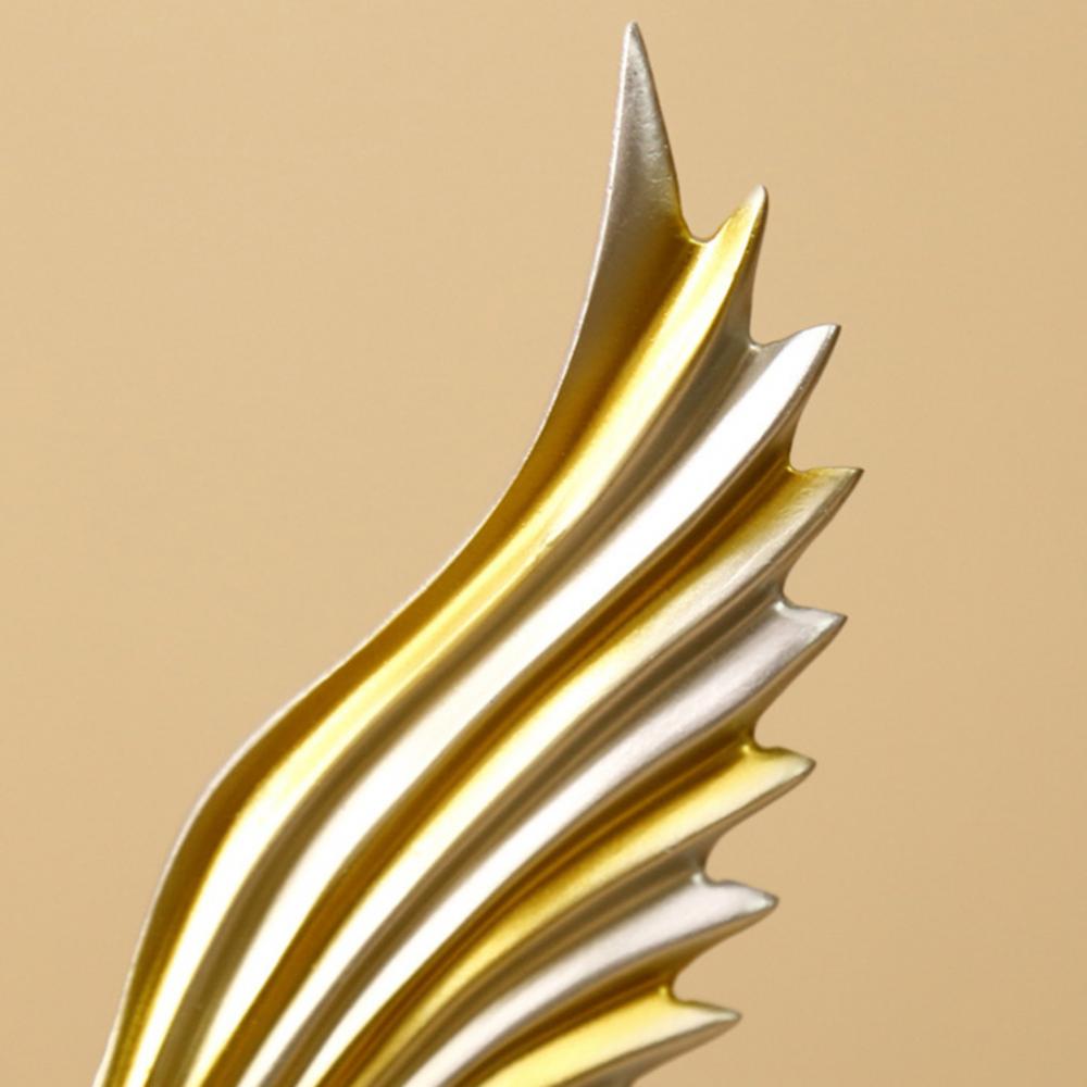 Englevinge skulptur som et elegant blikkfang. Moderne kunst og luksuriøs dekorasjon for stuen.