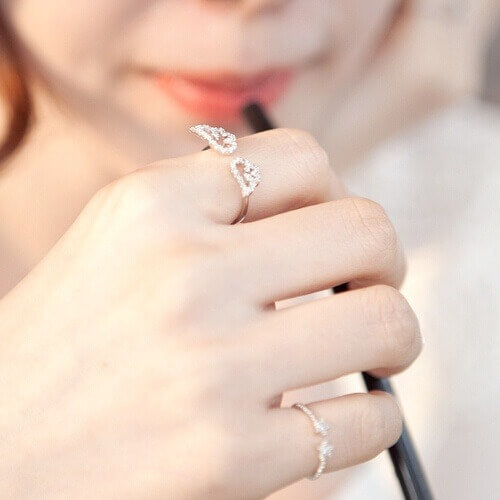 Elegant kvinnering med englevinger og zirkonia-steiner, laget av holdbar sinklegering. Symboliserer beskyttelse.