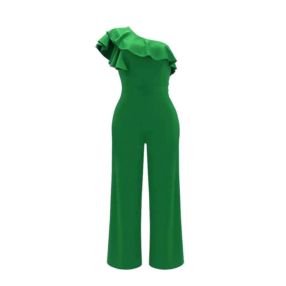 Kvinner i moderne enskulder jumpsuit med volanger. Elegant damemote, perfekt for selskap og spesielle anledninger.